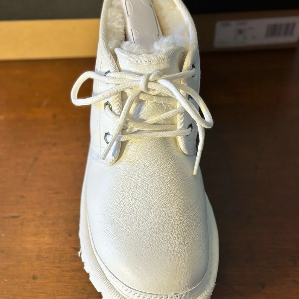UGG mens NWB size 5 Neumel chukka white leather classic boots, unisex , w size 7